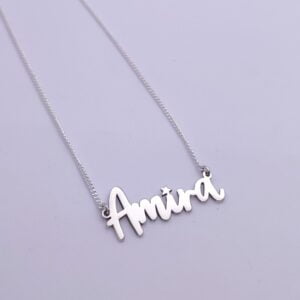 Collar con nombre.