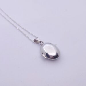 Collar con relicario ovalado