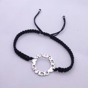 Pulsera con dije redondo de nombres.