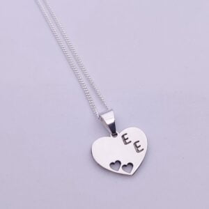 Collar con corazón de iniciales.