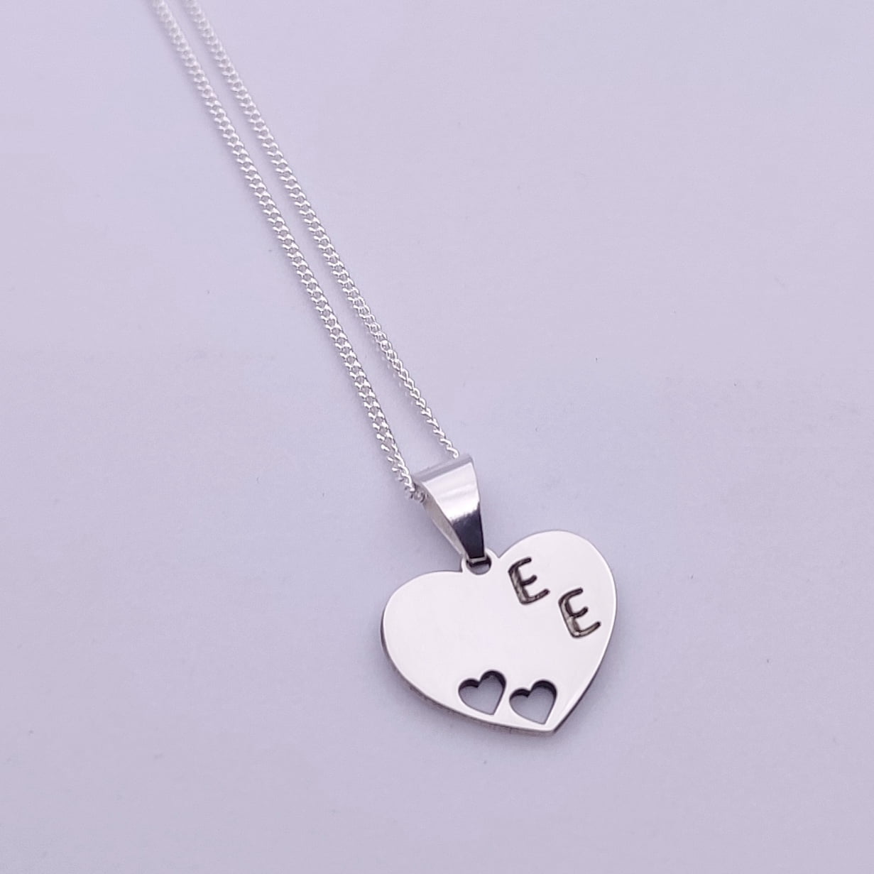 Collar con corazón de iniciales.