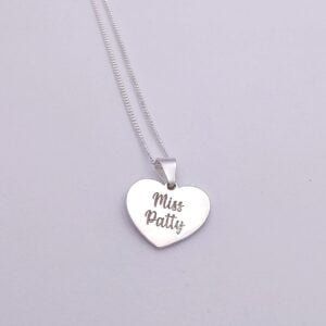 Collar con corazón de nombre.