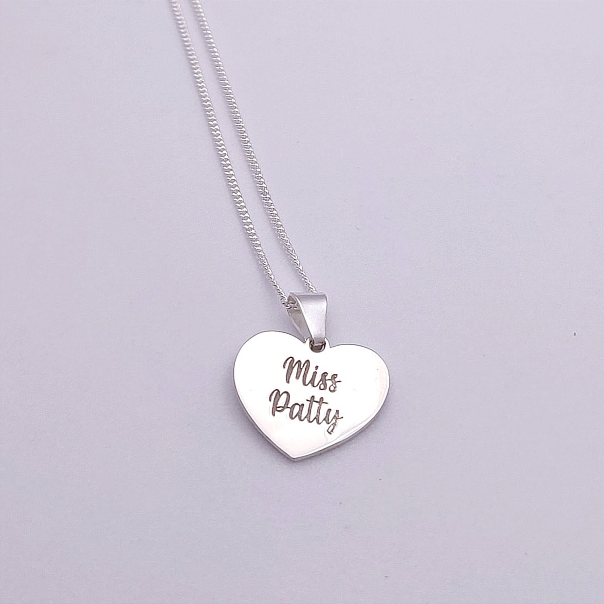 Collar con corazón de nombre.