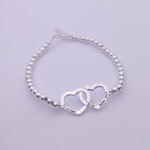 Pulsera con corazones entrelazado.