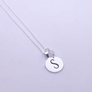 Collar de inicial y cuarzo.