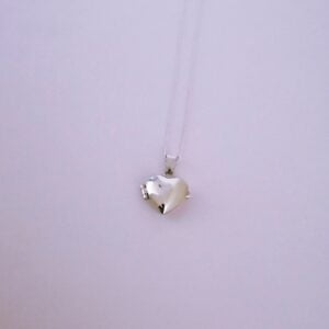 Collar con relicario corazón