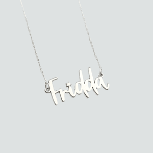 Collar con nombre.