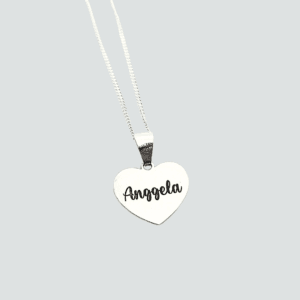 Collar con corazón de nombre.