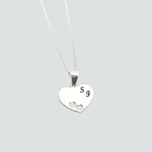 Collar con corazón de iniciales.