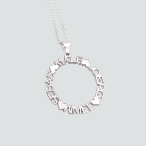 Collar con dije redondo de nombres.