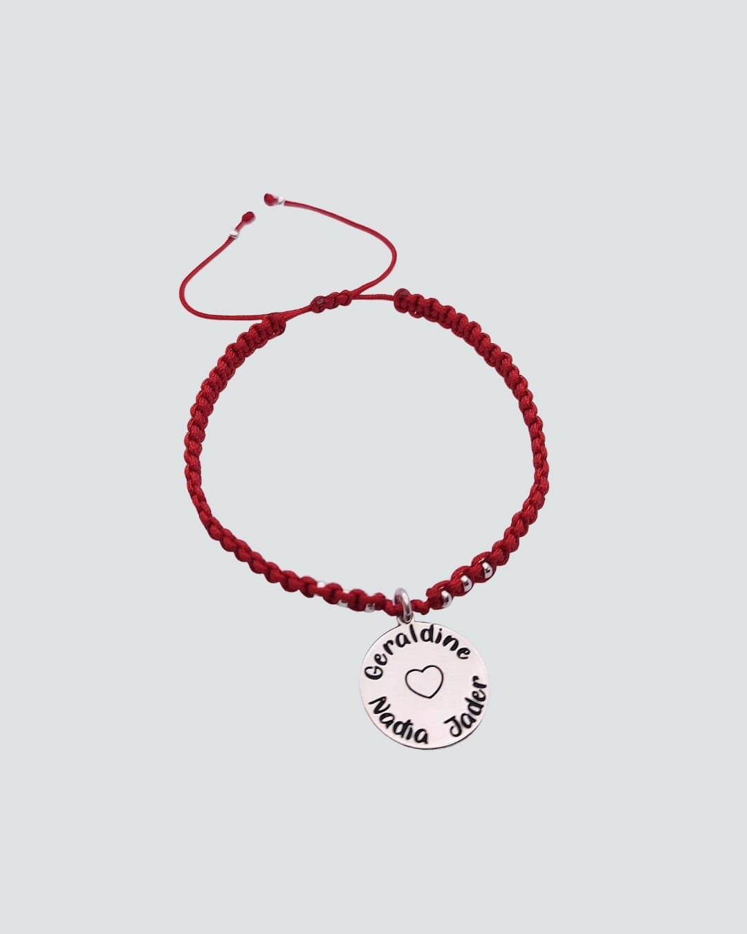 Pulsera de nombres y corazón.