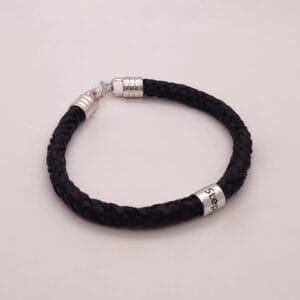 Pulsera de cuero para hombre con piezas de nombre