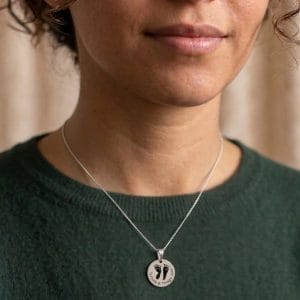 Huellas en collar para mujer